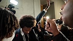 L'ancien député Justin Pearson ému avec sa famille après avoir été expulsé de la Chambre des députés - 06.04;2023?, Nashville (USA) 