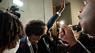 L'ancien député Justin Pearson ému avec sa famille après avoir été expulsé de la Chambre des députés - 06.04;2023?, Nashville (USA)