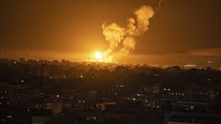 Tűz és füst a Gázai-övezetben végrehajtott izraeli légicsapást követően
