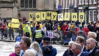 Demonstranten warten auf die Ankunft von Charles III. und Camilla zum königlichen Gründonnerstagsgottesdienst im York Minster