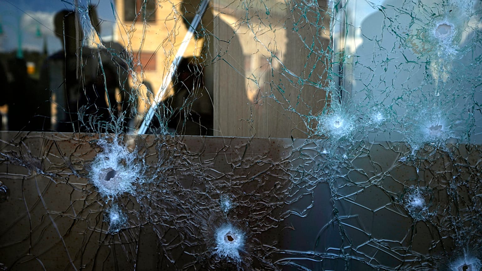 Schäden an einem Einkaufszentrum durch eine abgefangene Rakete, die aus dem Libanon abgefeuert wurde, in Shlomi, Nordisrael, 6. April 2023.