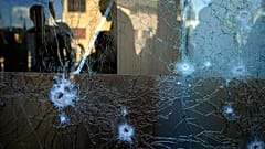 Schäden an einem Einkaufszentrum durch eine abgefangene Rakete, die aus dem Libanon abgefeuert wurde, in Shlomi, Nordisrael, 6. April 2023.