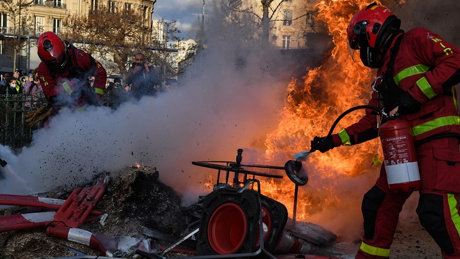 Incidenti in diverse città francesi. Il Ministero dell'interno francese riporta centinaia di fermi e di agenti feriti