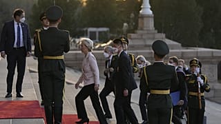 Ursula von der Leyen (középen), az Európai Bizottság elnöke érkezik pekingi tárgyalásaira