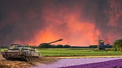 Imagem composta que mostra o tanque de batalha Leopard 2 num campo de tulipas nos Países Baixos