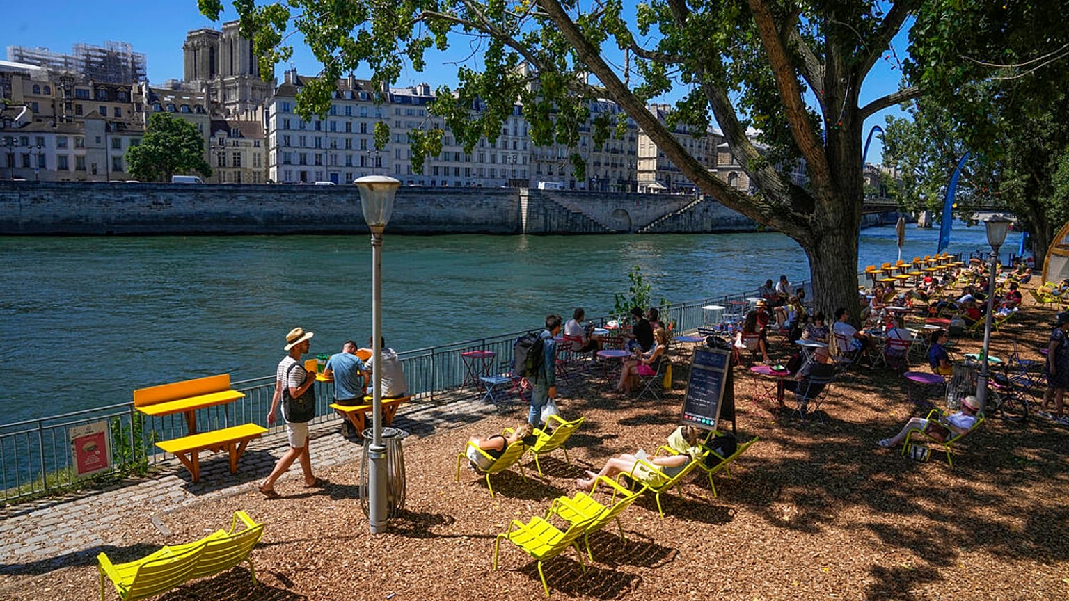 "Paris Plage" gibt es jeden Sommer entlang der Seine. Gerne würden die Menschen auch in ihr baden ...