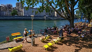 "Paris Plage" gibt es jeden Sommer entlang der Seine. Gerne würden die Menschen auch in ihr baden ...