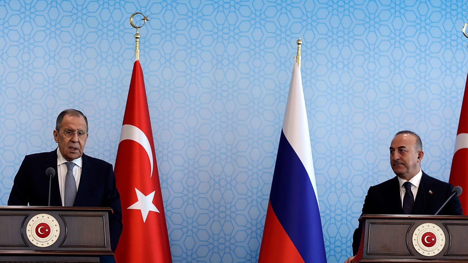El ministro turco de Asuntos Exteriores, Mevlut Cavusoglu, a la derecha, y su homólogo ruso, Serguéi Lavrov.