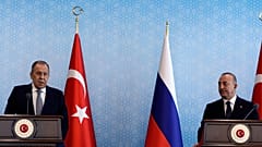 El ministro turco de Asuntos Exteriores, Mevlut Cavusoglu, a la derecha, y su homólogo ruso, Serguéi Lavrov.