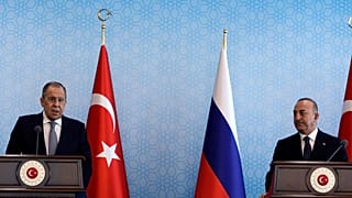 El ministro turco de Asuntos Exteriores, Mevlut Cavusoglu, a la derecha, y su homólogo ruso, Serguéi Lavrov.