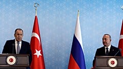 Οι υπουργοί Εξωτερικών Ρωσίας και Τουρκίας, Λαβρόφ και Τσαβούσογλου κατά τη συνάντησή τους στην Άγκυρα