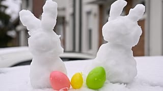 Hóból formázott húsvéti nyulak és dísztojások Debrecenben 2023. április 7-én.