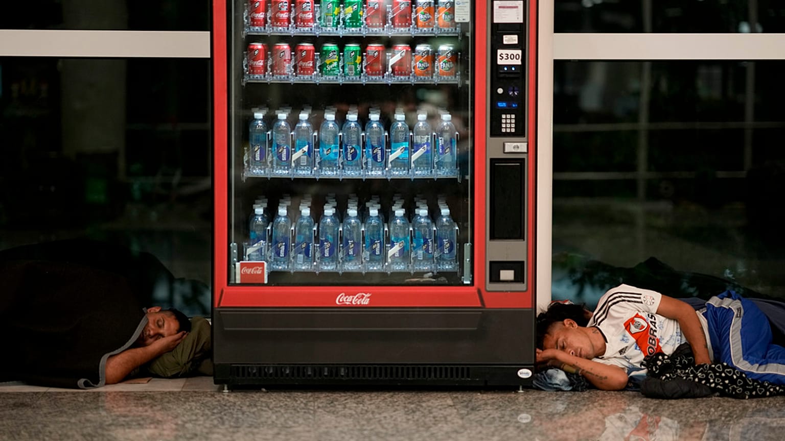 Schlafende im Airport auf dem Boden