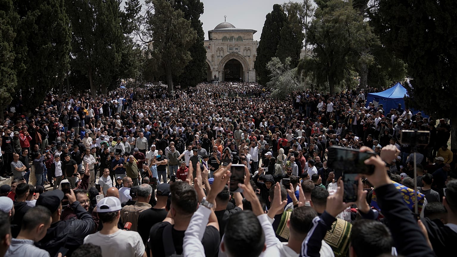 فلسطينيون يتظاهرون في مجمع المسجد الأقصى في البلدة القديمة بالقدس، خلال شهر رمضان المبارك، الجمعة 7 أبريل/نيسان 2023.