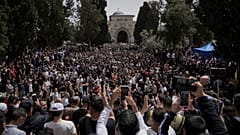 فلسطينيون يتظاهرون في مجمع المسجد الأقصى في البلدة القديمة بالقدس، خلال شهر رمضان المبارك، الجمعة 7 أبريل/نيسان 2023.
