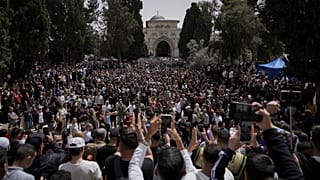 فلسطينيون يتظاهرون في مجمع المسجد الأقصى في البلدة القديمة بالقدس، خلال شهر رمضان المبارك، الجمعة 7 أبريل/نيسان 2023.