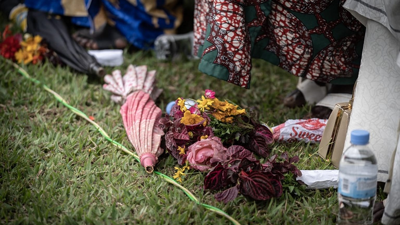 Fiori alla commemorazione di Kigali per l'anniversario del genocidio dei tutsi del 1994