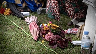 Fiori alla commemorazione di Kigali per l'anniversario del genocidio dei tutsi del 1994