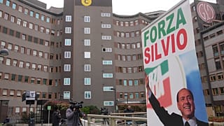 Une banderole disant "Forza Silvio" (Allez Silvio) devant l'hôpital San Raffaele, à Milan, 7 avril 2023.
