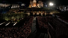Keresztút szertartás és menet a római Colosseumnál