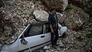 Cuma Zobi steht vor sienem verschüttetrten Auto.