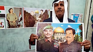 أردني يحمل صورة الرئيس صدام حسين في عمان - أرشيف