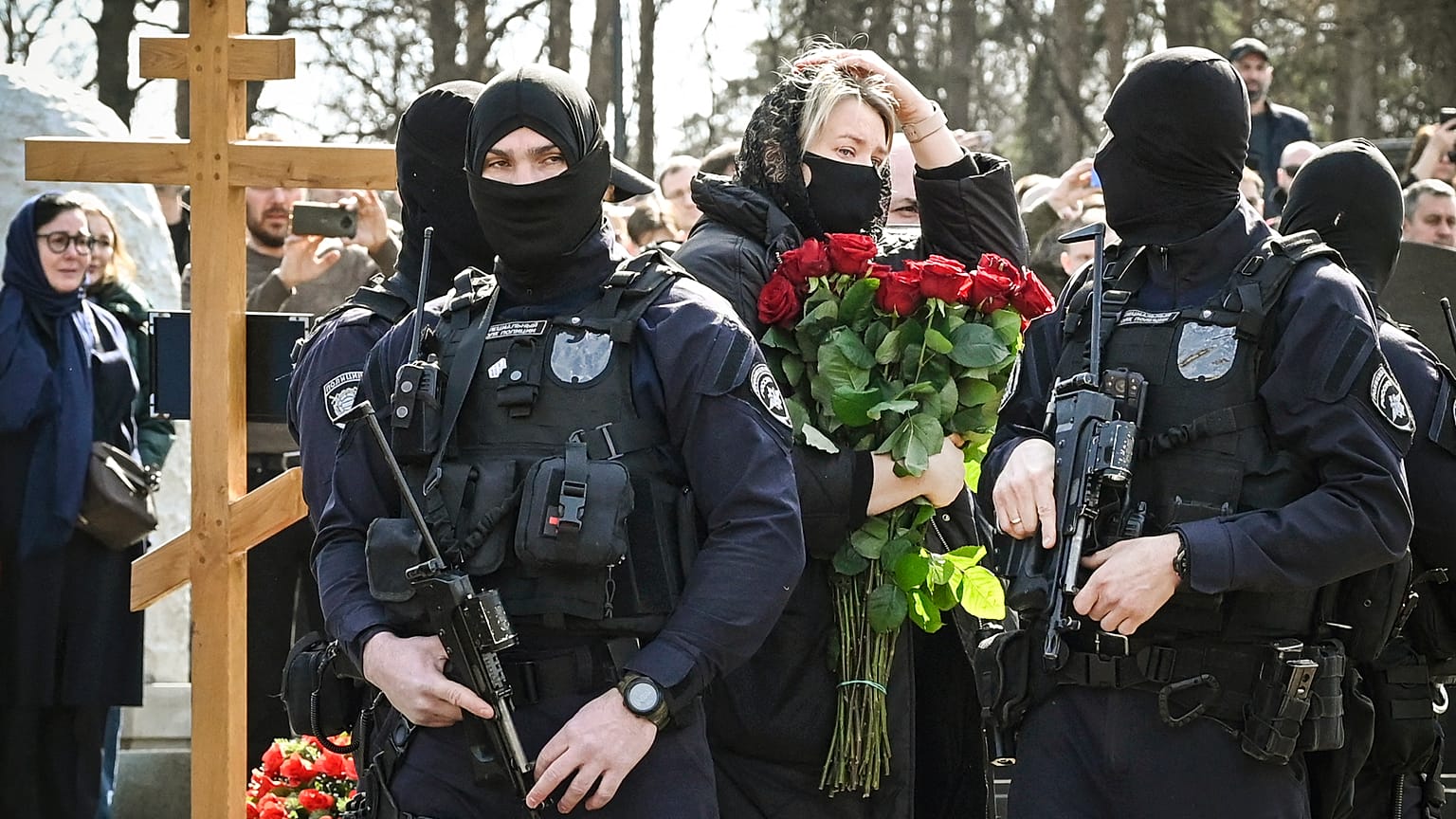 Блогера Татарского похоронили с воинскими почестями, безопасность на кладбище обеспечивал спецназ.