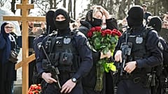 Блогера Татарского похоронили с воинскими почестями, безопасность на кладбище обеспечивал спецназ.