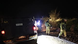 جنود إسرائيليون بالقرب من مكان سقوط صاروخ في كيبوتس ميتسار في هضبة الجولان التي ضمتها إسرائيل، 9 أبريل/ نيسان 2023