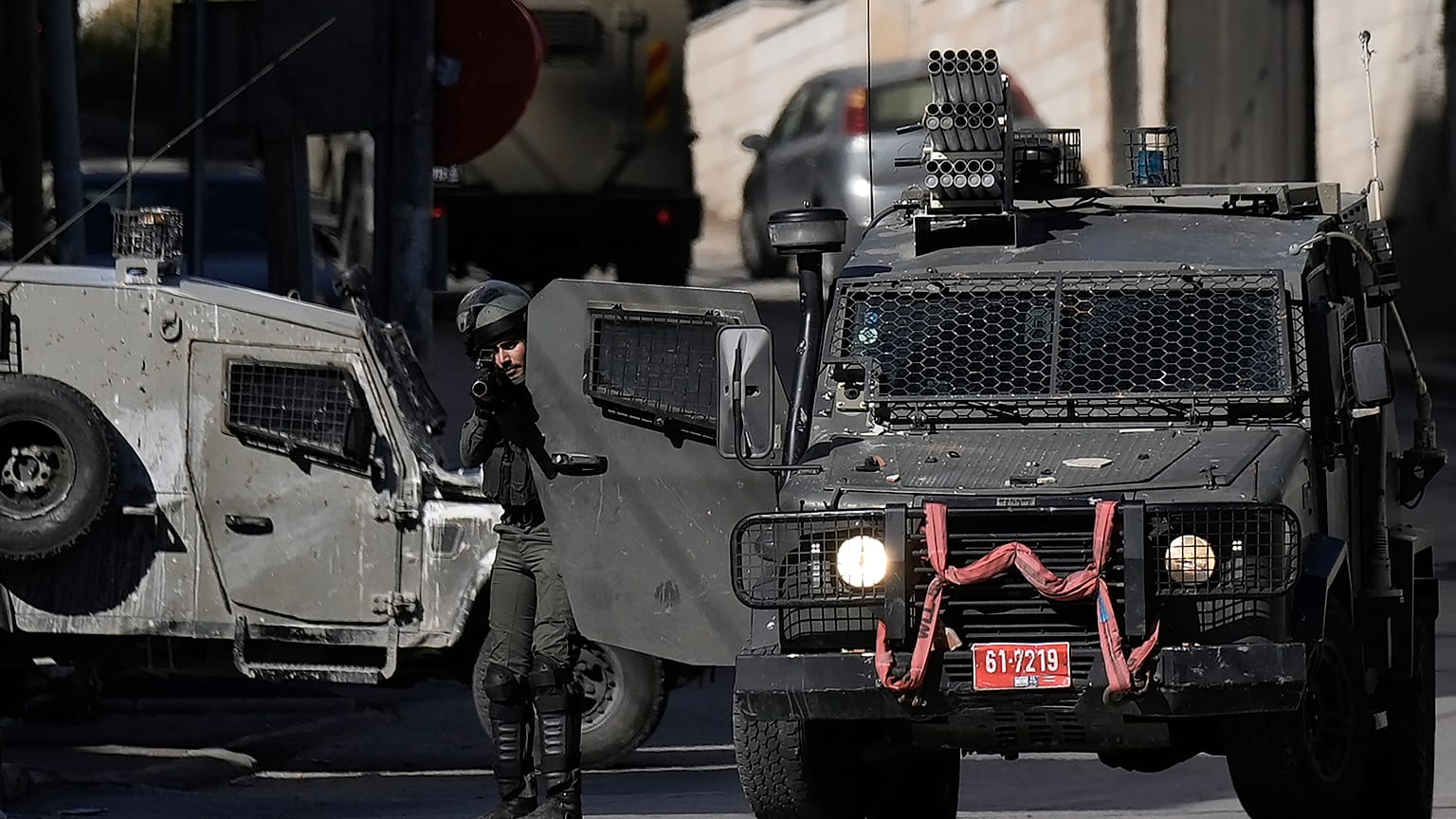 شرطي إسرائيلي يطلق الغاز المسيل للدموع خلال مواجهات مع فلسطينيين خلال مداهمة في مدينة نابلس بالضفة الغربية.