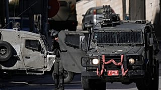 شرطي إسرائيلي يطلق الغاز المسيل للدموع خلال مواجهات مع فلسطينيين خلال مداهمة في مدينة نابلس بالضفة الغربية.