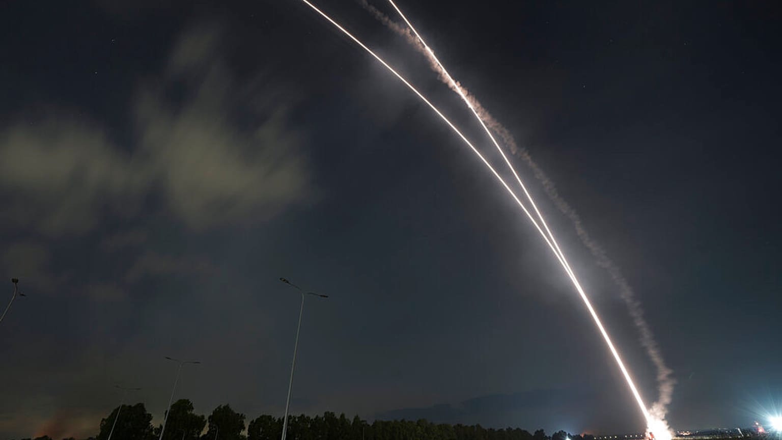 A kép illusztráció - egy 2022-es rakétamozgás a gázai határnál - Israeli Gaza border, Israel, Saturday, Aug. 6, 2022.