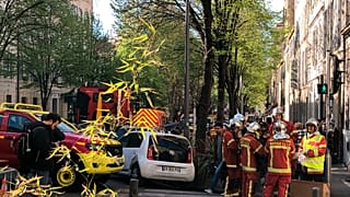 Πυροσβέστες έξω από την πολυκατοικία που κατέρρευσε στη Μασσαλία