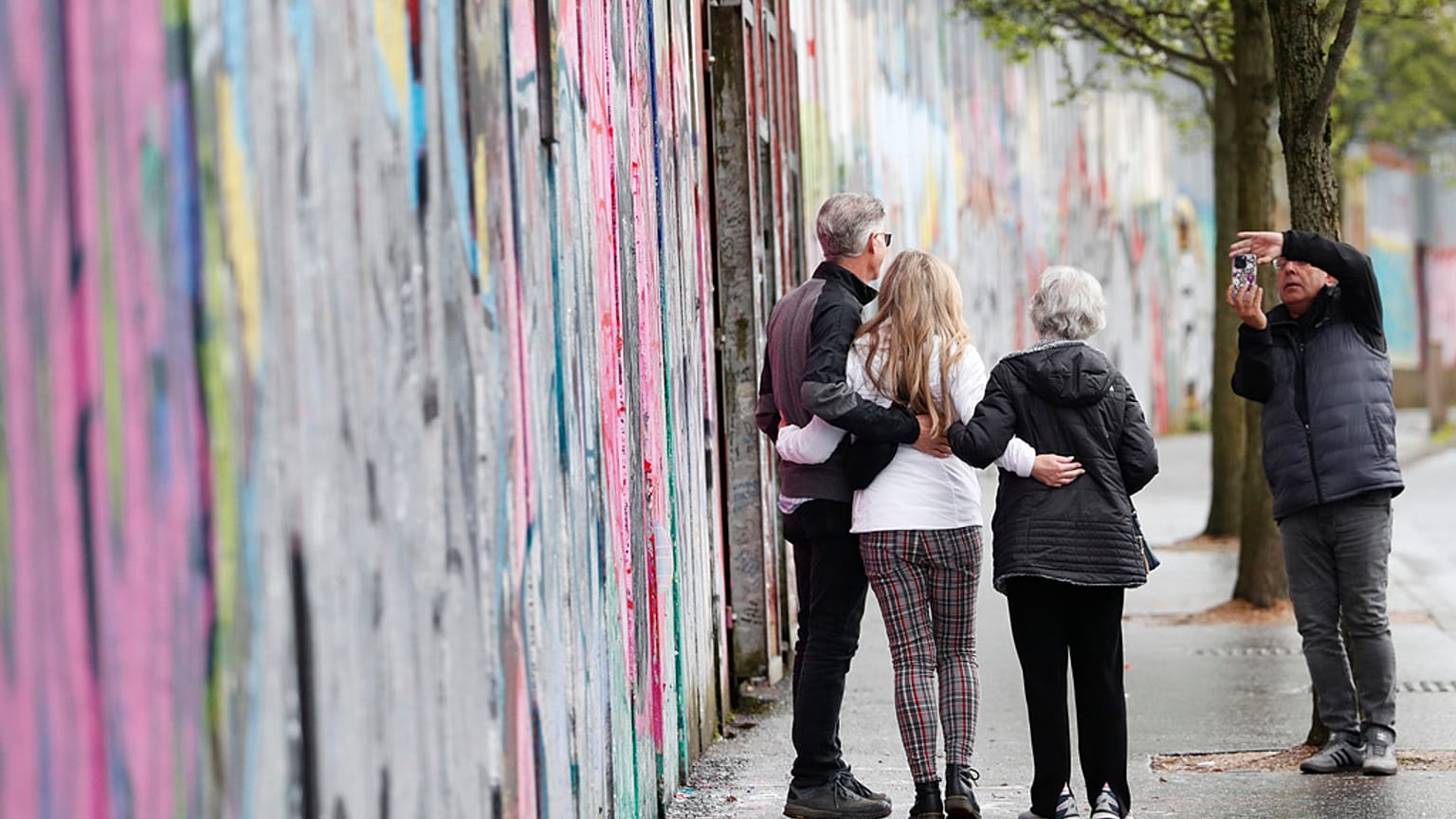 "Friedensmauern" trennen noch immer Protestanten und Katholiken in Belfast