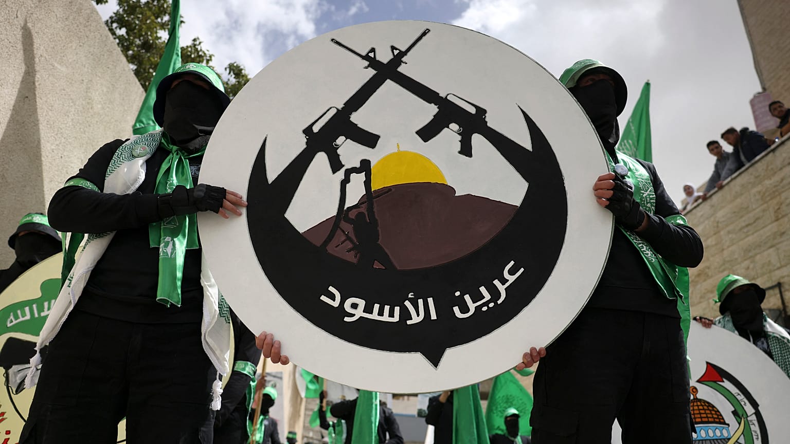 قالت المجموعة "رسالتنا لكل خائن باع دينه وضميره وشرفه ووطنه". 