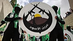 قالت المجموعة "رسالتنا لكل خائن باع دينه وضميره وشرفه ووطنه". 