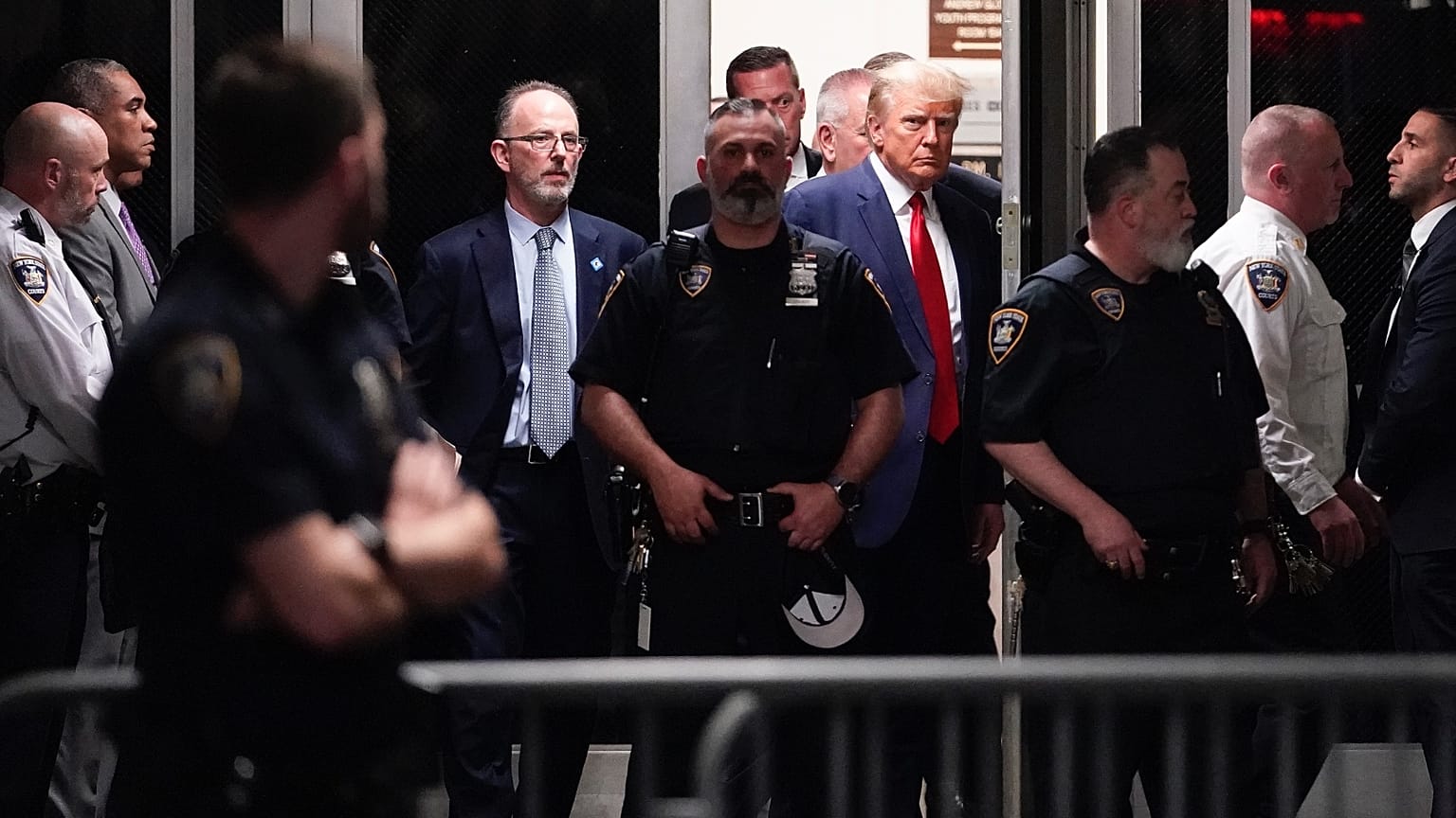 A tárgyalóterembe kísérik Donald Trumpot, 2023. április 4-én