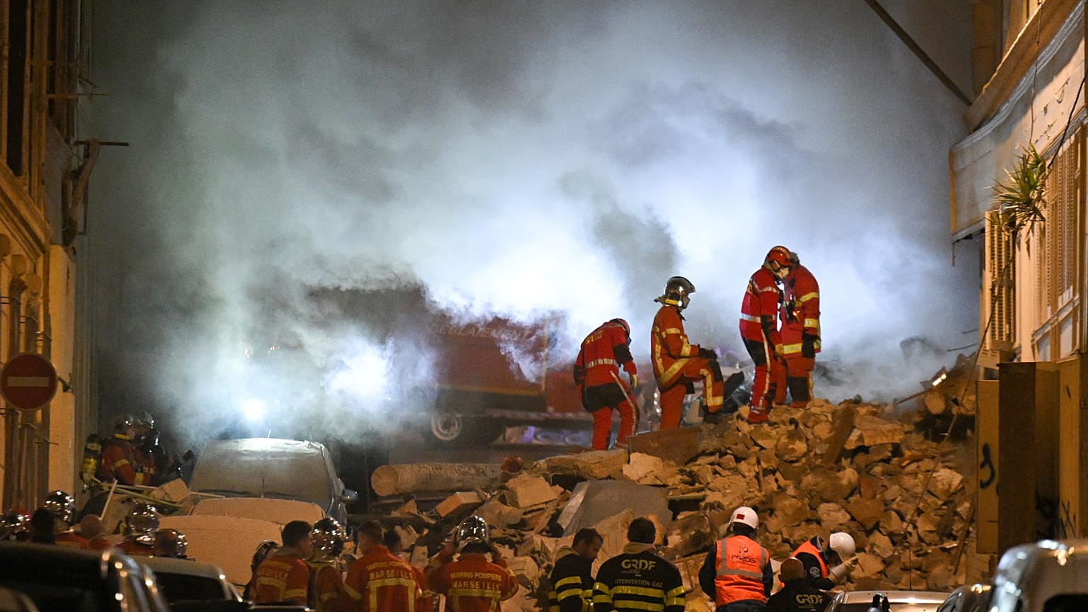 Feuerwehrleute suchen fieberhaft nach Verschütteten in der Rue Rivoli in Marseille.