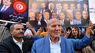 أحمد نجيب الشابي، رئيس ائتلاف جبهة الإنقاذ الوطني، يشارك في مظاهرة ضد الرئيس قيس سعيد، في العاصمة تونس. 2023/04/09