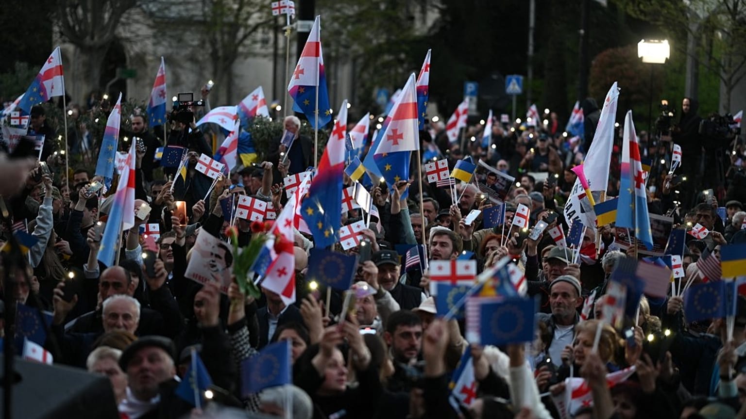 Anhänger der georgischen Opposition versammeln im Zentrum von Tiflis. 