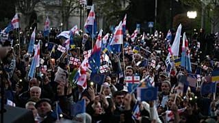 Anhänger der georgischen Opposition versammeln im Zentrum von Tiflis. 