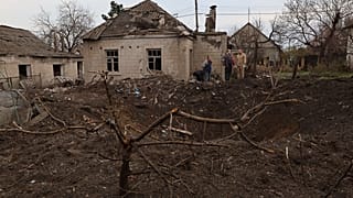 In Saporischija hat ein Raketeneinschlag ein Loch im Boden hinterlassen