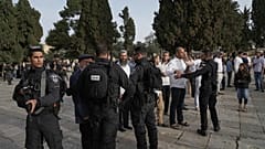 Des policiers accompagnent les fidèles juifs à travers l'Esplanade des Mosquées à Jérusalem