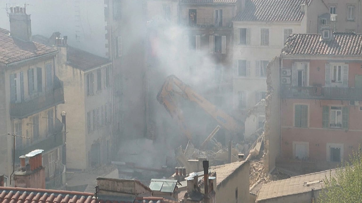Operaciones de rescate en el edificio derrumbado en Marsella, Francia
