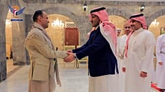 El jefe del consejo político supremo de los hutíes, Mahdi al-Mashat (izquierda), estrecha la mano del embajador de Arabia Saudí en Yemen, Mohammed bin Saeed Al-Jaber, en Saná,