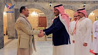 El jefe del consejo político supremo de los hutíes, Mahdi al-Mashat (izquierda), estrecha la mano del embajador de Arabia Saudí en Yemen, Mohammed bin Saeed Al-Jaber, en Saná,