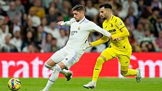 أليكس باينا لاعب فياريال ولاعب ريال مدريد فيديريكو فالفيردي، خلال مباراة كرة قدم في الدوري الإسباني بين ريال مدريد وفياريال على ملعب سانتياغو برنابيو في مدريد.