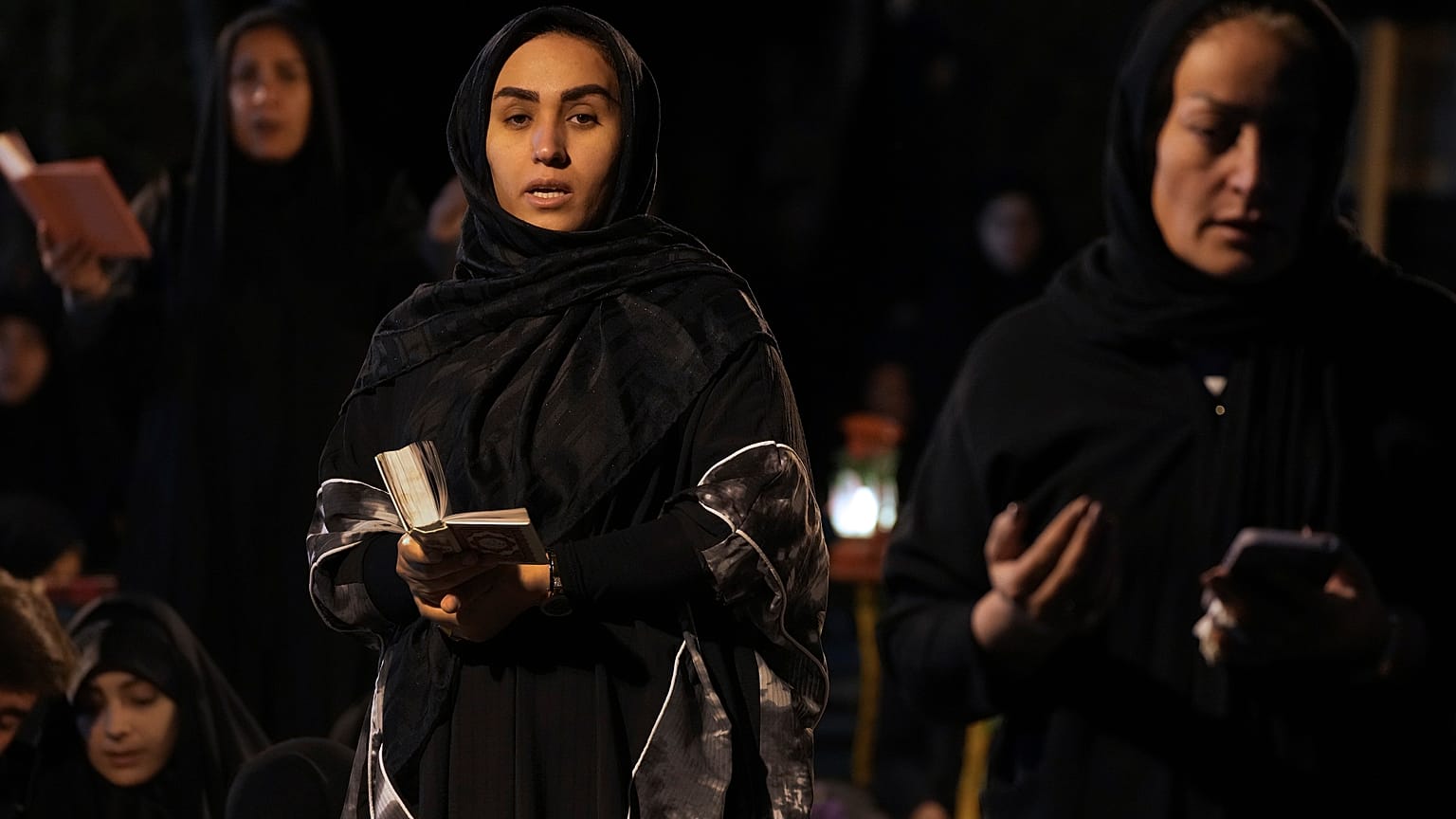 المسلمون الشيعة الإيرانيون يصلون في ليلة القدر.