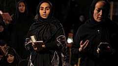المسلمون الشيعة الإيرانيون يصلون في ليلة القدر.