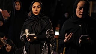 المسلمون الشيعة الإيرانيون يصلون في ليلة القدر.